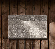 I&scaron;kaba ant brolių Birži&scaron;kų gimtųjų namų, kur dabar įrengta memorialinė ekspozicija.