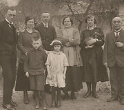 Ku&scaron;li&scaron;kių kaime. P.Klimas su &scaron;eima &scaron;alia &ndash; brolio Sergijaus &scaron;eima, motina ir sesuo Marytė. 1922 m. 