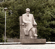 Miesto centrinė aik&scaron;tė Vilkavi&scaron;kyje, paminklas dr.J.Basanavičiui (skulptorius &ndash; Antanas Žukauskas).