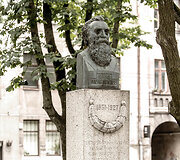 J.Basanavičiaus biustas Kauno Karo muziejaus sodelyje.
