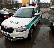 Taikos pr. Kaune ant pėsčiųjų tako stovintys automobiliai
