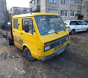 Taikos pr. Kaune ant pėsčiųjų tako stovintys automobiliai