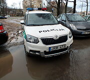 Taikos pr. Kaune ant pėsčiųjų tako stovintys automobiliai