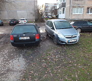 Taikos pr. Kaune ant pėsčiųjų tako stovintys automobiliai