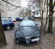 Taikos pr. Kaune ant pėsčiųjų tako stovintys automobiliai