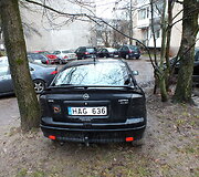 Taikos pr. Kaune ant pėsčiųjų tako stovintys automobiliai