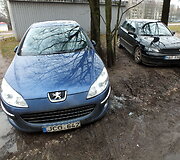 Taikos pr. Kaune ant pėsčiųjų tako stovintys automobiliai