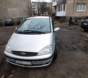 Taikos pr. Kaune ant pėsčiųjų tako stovintys automobiliai