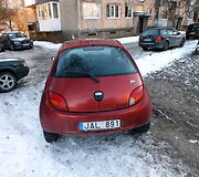 Taikos pr. Kaune ant pėsčiųjų tako stovintys automobiliai