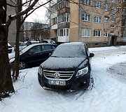 Taikos pr. Kaune ant pėsčiųjų tako stovintys automobiliai