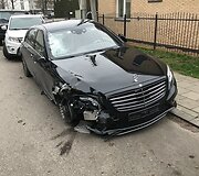 Rinktinės gatvėje medelius i&scaron;vartęs &bdquo;Mercedes-Benz&ldquo; automobilis