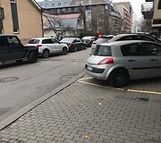 Rinktinės gatvėje medelius i&scaron;vartęs &bdquo;Mercedes-Benz&ldquo; automobilis