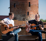 Gitaros mokytojas Gintaras Jakelis su sūnumi Tomu
