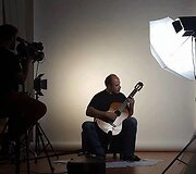 Gintaras Jakelis studijoje įra&scaron;o medžiagą interaktyviai savo knygai