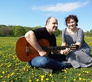 Gitaros mokytojas Gintaras Jakelis su žmona Kristina
