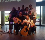 Gitaros mokytojas Gintaras Jakelis su visa savo &scaron;eima