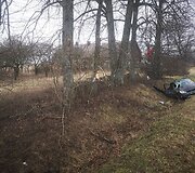 &Scaron;ilutės rajone nuo kelio nuskriejo &bdquo;Ford&ldquo; - automobilis visi&scaron;kai sumaitotas