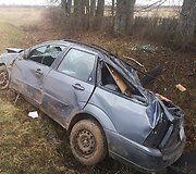 &Scaron;ilutės rajone nuo kelio nuskriejo &bdquo;Ford&ldquo; &ndash; automobilis visi&scaron;kai sumaitotas