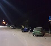 Raudondvaryje &bdquo;VW Passt&ldquo; apgadino du automobilius ir nuvažiavo
