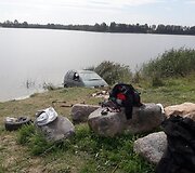 Vairuotojai važiuojant atbulomis, Kėdainių rajone &bdquo;VW Sharan&ldquo; atsidūrė tvenkinyje