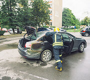 Daugiabučio kieme Kaune sudegė automobilis