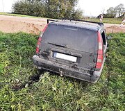 Jaunuolis su vogtu automobiliu nulėkė į griovį