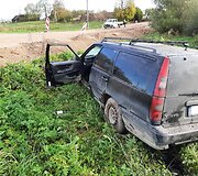 Jaunuolis su vogtu automobiliu nulėkė į griovį