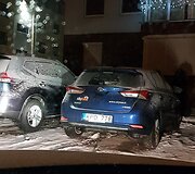&bdquo;CityBee&ldquo; automobilis A.Strazdo gatvės namo kieme