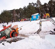 Lampėdžio ežere nuskendusio &bdquo;Kauno &scaron;varos&ldquo; traktoriaus i&scaron;traukimo operacija