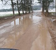 Į smėlio karjerus vykstančių sunkvežimių niokojamas žvyrkelis
