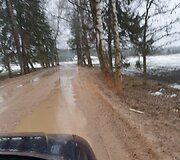 Į smėlio karjerus vykstančių sunkvežimių niokojamas žvyrkelis