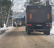 Į smėlio karjerus vykstančių sunkvežimių niokojamas žvyrkelis