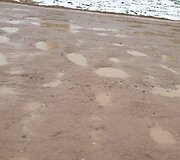 Į smėlio karjerus vykstančių sunkvežimių niokojamas žvyrkelis