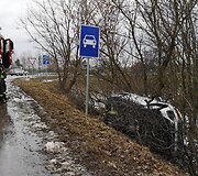 I&scaron;sukant i&scaron; greitkelio į Kauną nuo kelio nulėkė &bdquo;Volkswagen&ldquo;