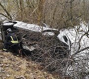 I&scaron;sukant i&scaron; greitkelio į Kauną nuo kelio nulėkė &bdquo;Volkswagen&ldquo;
