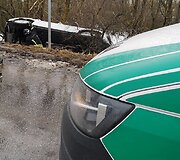 I&scaron;sukant i&scaron; greitkelio į Kauną nuo kelio nulėkė &bdquo;Volkswagen&ldquo;