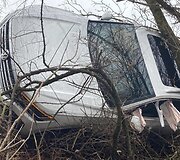 I&scaron;sukant i&scaron; greitkelio į Kauną nuo kelio nulėkė &bdquo;Volkswagen&ldquo;