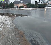 Ties Ukmergės gatvės Kaune pėsčiųjų perėja besikaupianti bala