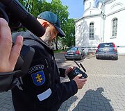 Rūkančius prie mokyklų paauglius Kauno policija fiksuoja dronu