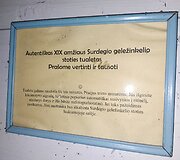 Užra&scaron;as laukiniame Surdegio &bdquo;siauruko&ldquo; stoties tualete
