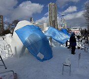 Japonijoje vykusiame kasmetiniame sniego skulptūrų festivalyje lietuviai i&scaron;kovojo bronzos medalius