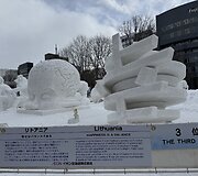 Japonijoje vykusiame kasmetiniame sniego skulptūrų festivalyje lietuviai i&scaron;kovojo bronzos medalius