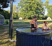 Dvi seserys gimtinėje įkūrė kupolinių namelių kaimelį