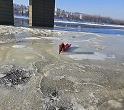 Ugniagesiai gelbėtojai Kaune vadavo lede į&scaron;alusią gulbę bei antį