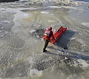 Ugniagesiai gelbėtojai Kaune vadavo lede į&scaron;alusią gulbę bei antį