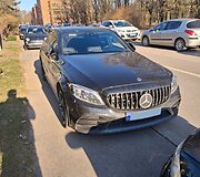 Dariaus ir Girėno stadiono prieigose neleistinose vietose palikti automobiliai