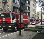 Kauno Laisvės alėjoje, daugiabutyje, gaisrininkai ie&scaron;kojo dūmų kvapo &scaron;altinio