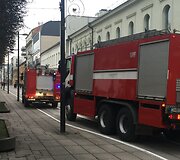 Kauno Laisvės alėjoje, daugiabutyje, gaisrininkai ie&scaron;kojo dūmų kvapo &scaron;altinio