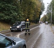 Kaune ant pravažiuojančios ma&scaron;inos užgriuvęs medis sužalojo vairuotoją