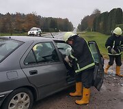 Avarija Pajūrio miestelyje: žmones vadavo ugniagesiai